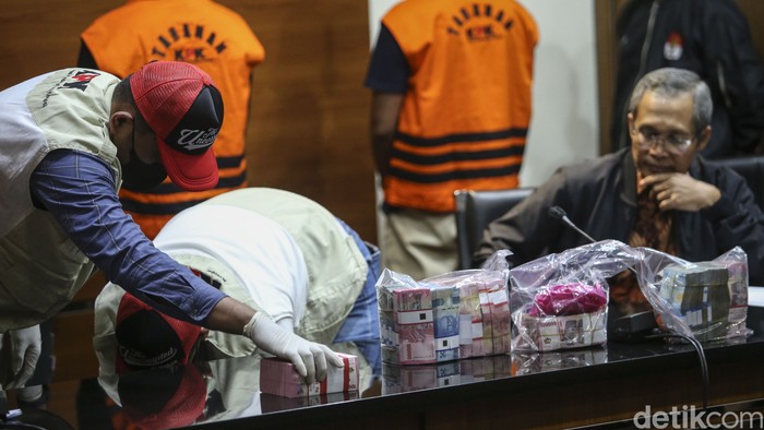 KPK mengamankan barbuk berupa uang dalam OTT terhadap Bupati Kepulauan Meranti Muhammad Adil. Barang bukti yang diamankan mencapai miliaran rupiah.