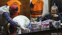 Dugaan korupsi yang dilakukan M Adil didominasi suap dan fee proyek dari kepala SKPD (satuan kerja perangkat daerah) Kabupaten Meranti. Selain itu, M Adil menerima potongan uang persediaan dan uang ganti uang persediaan sejak 2021.