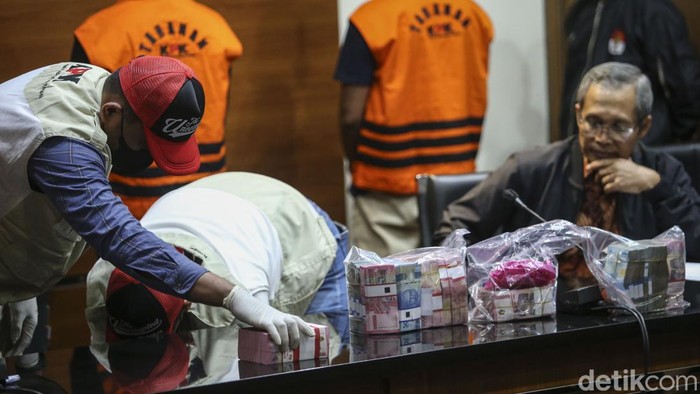 KPK mengamankan barbuk berupa uang dalam OTT terhadap Bupati Kepulauan Meranti Muhammad Adil. Barang bukti yang diamankan mencapai miliaran rupiah.