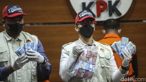 KPK mengamankan barbuk berupa uang dalam OTT terhadap Bupati Kepulauan Meranti Muhammad Adil. Barang bukti yang diamankan mencapai miliaran rupiah.