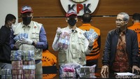 Adil diduga memerintahkan jajarannya untuk menyetor ke dirinya. Setoran bersumber dari pemotongan uang persediaan (UP) dan ganti uang persediaan (GU) masing-masing Satuan Kerja Perangkat Daerah (SKPD) yang seolah-olah merupakan utang pada Adil.