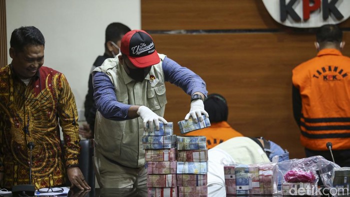 Ini Tumpukan Duit Miliaran Rupiah Hasil Barbuk Bupati Meranti KPK mengamankan barbuk berupa uang dalam OTT terhadap Bupati Kepulauan Meranti Muhammad Adil. Barang bukti yang diamankan mencapai miliaran rupiah.