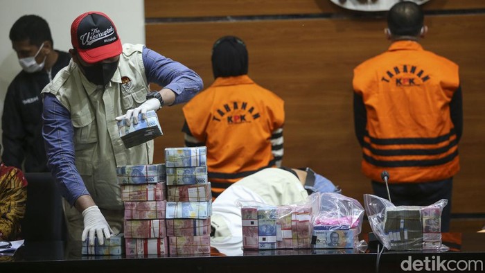 Ini Tumpukan Duit Miliaran Rupiah Hasil Barbuk Bupati Meranti KPK mengamankan barbuk berupa uang dalam OTT terhadap Bupati Kepulauan Meranti Muhammad Adil. Barang bukti yang diamankan mencapai miliaran rupiah.