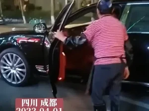 Punya Duit Segunung, Wanita Ini Lebih Senang Jadi Buruh Cuci Piring