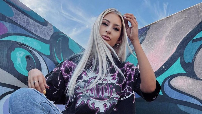 Bagi para penikmat Call of Duty, sebelumnya sempat digemparkan oleh streamer Twitch yang mengalahkan banyak pemain game ini. Menjadi heboh, karena gamer tersebut ternyata merupakan seorang wanita.