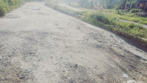Warga di Labuan Bajo mengeluhkan jalan rusak dan berlubang kepada polisi. Mereka menyebut jalan itu rawan kecelakaan lalu lintas.