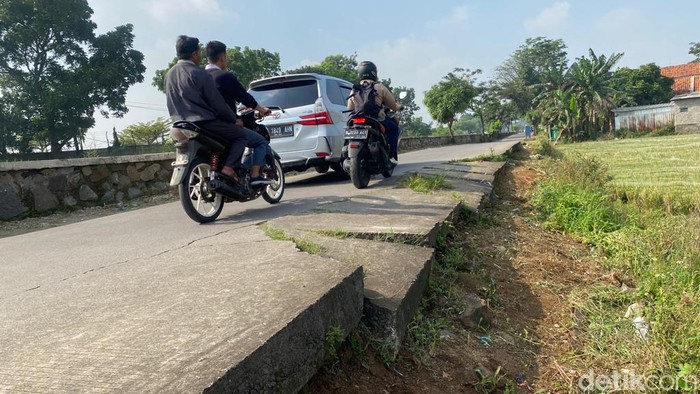 Jalan rusak di Bandung