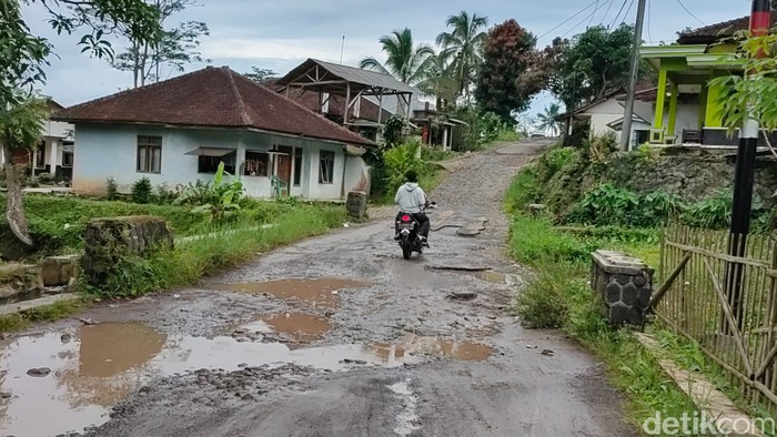 Jalan rusak parah di Pasirkuda Cianjur