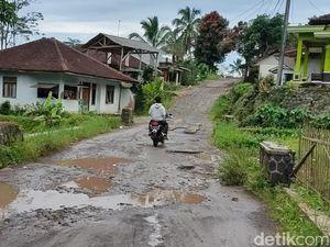 Jalan Neraka Menuju Rumah Surga Abah Jajang di Cianjur