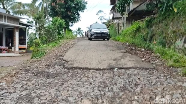 Jalan rusak parah di Pasirkuda Cianjur