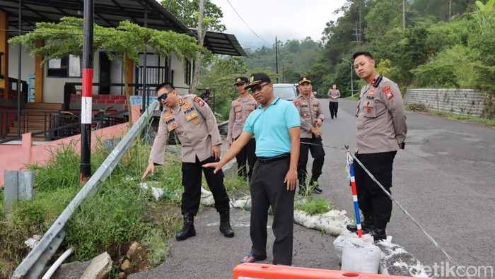 Jalur rawan longsor sarangan