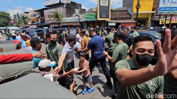 Jan Ethes turut membagikan uang dan hampers di Pasar Solo, Sabtu (8/4/2023).