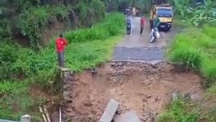 Jembatan ambruk di Kuningan.