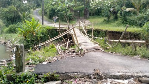Jembatan bambu yang menghubungkan Desa Senganan-Biaung di Kecamatan Penebel.