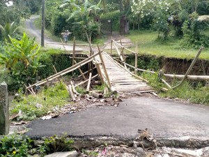 Tunggu Perbaikan, Warga Urunan Buat Jembatan Bambu Senganan-Biaung