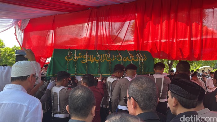 Jenazah Tutik Gatot Edddy dibawa ke TPU Joglo, Jakbar, 8 April 2023. (Silvia Ng/detikcom)