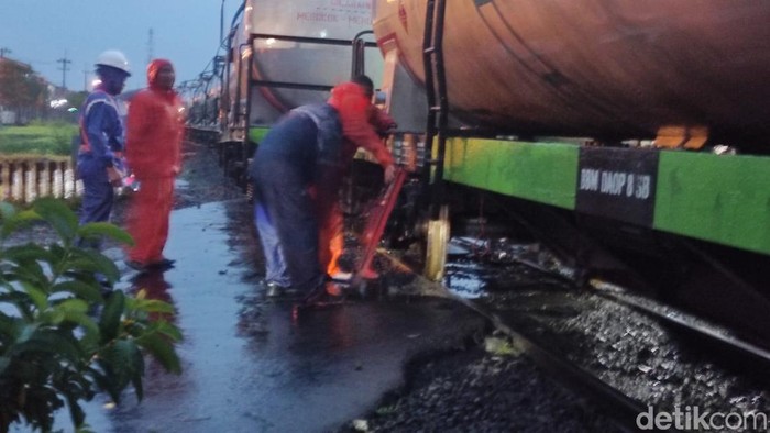 ka bbm anjlok di perlintasan sepanjang sidoarjo