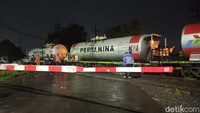 Dampak anjloknya KA BBM di sepanjang salah satunya adalah penutupan jalur dua arah dari Raya Bebekan ke arah Raya Ketegan Sidoarjo. Akibat penutupan total akses ini, kemacetan sempat terjadi. (Foto: Suparno/detikJatim)