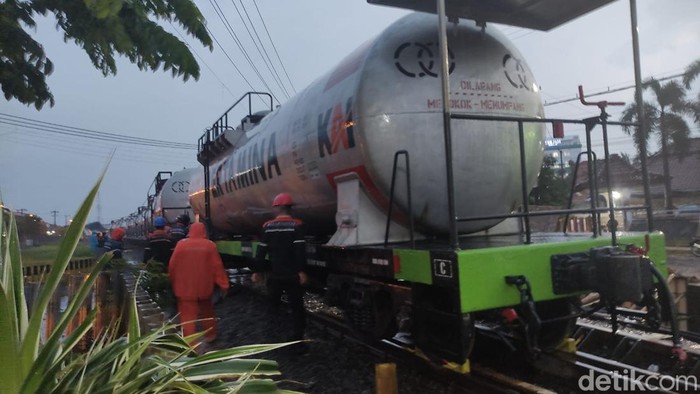 ka bbm anjlok di perlintasan sepanjang sidoarjo