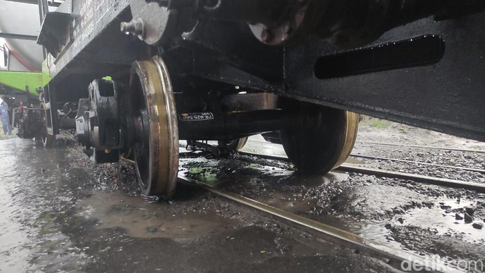ka bbm anjlok di perlintasan sepanjang, tepatnya ketegan-bebekan sidoarjo