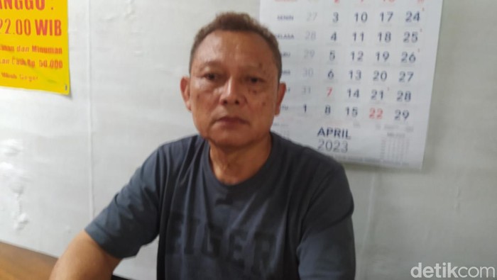 Kakak kandung Theresia Dewi, Yusuf Edi Gunawan (64), Sabtu (8/4/2023).