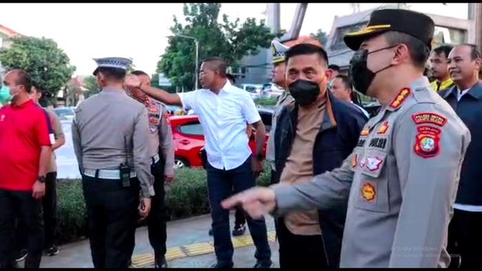 Kapolda Metro Irjen Karyoto memantau penutupan U-Turn di Jl Wijaya, Jakarta Selatan.