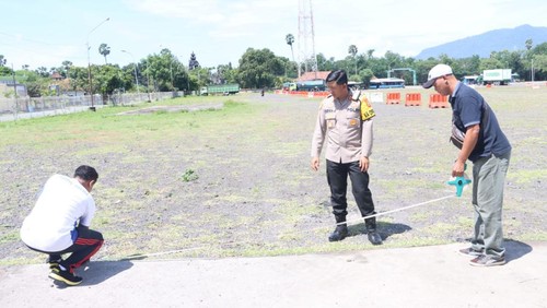 Kapolres Jembrana AKBP I Dewa Gde Juliana saat melakukan pengecekan kesiapan Terminal Kargo Gilimanuk menjelang arus mudik Lebaran, Jumat (7/4/2023).