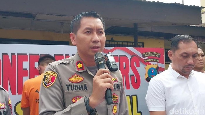 Kapolsek Sunggal, Kompol Chandra Yudha saat konferensi pers. (Foto: Finta Rahyuni/detikSumut)