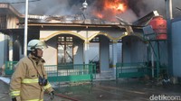 Menurut keterangan warga kebakaran terjadi pada pukul 02.00 WIB dini hari. 
