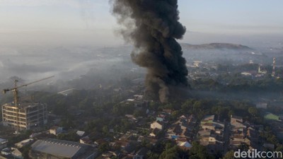Foto-foto Kebakaran Pabrik Plastik di Bantargebang