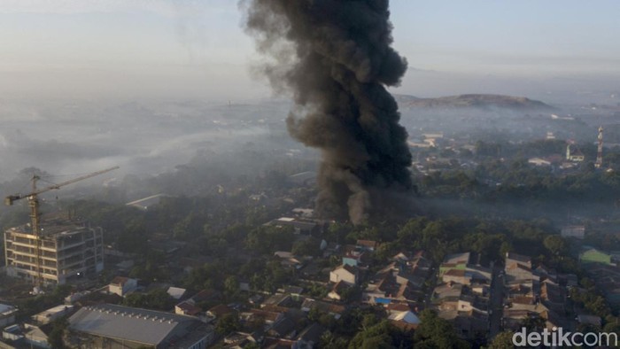 Foto udara kebakaran pabrik pengolahan plastik di Bantargebang, Bekasi, Jawa Barat, Sabtu (8/4/2023). Menurut keterangan warga kebakaran terjadi pada pukul 02.00 WIB dini hari dan pemadam kebakaran menurunkan 14 mobil . ANTARA FOTO/ Fakhri Hermansyah/hp.