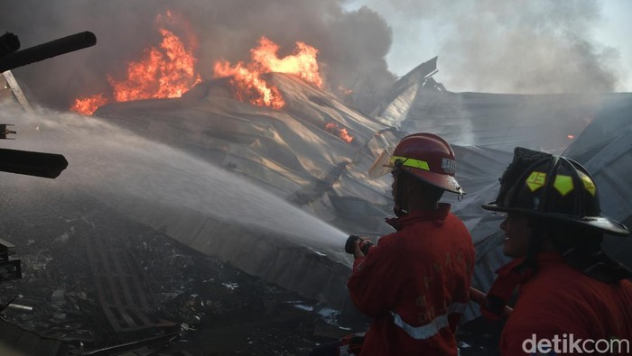 Foto udara kebakaran pabrik pengolahan plastik di Bantargebang, Bekasi, Jawa Barat, Sabtu (8/4/2023). Menurut keterangan warga kebakaran terjadi pada pukul 02.00 WIB dini hari dan pemadam kebakaran menurunkan 14 mobil . ANTARA FOTO/ Fakhri Hermansyah/hp.