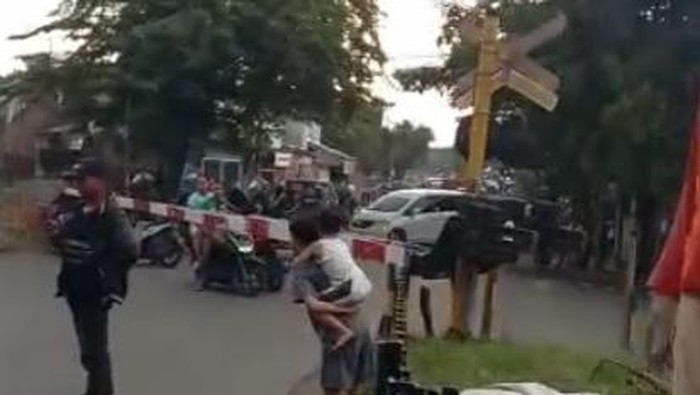 Kereta api tangki muat BBM anjlok di Sepanjang, Sidoarjo