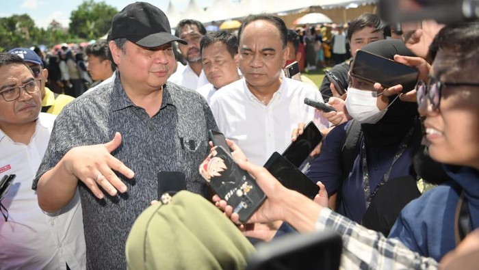 Ketua Umum Golkar Airlangga Hartarto Usai Hadiri Acara Pasar Murah Projo di Tangerang (dok.ist)