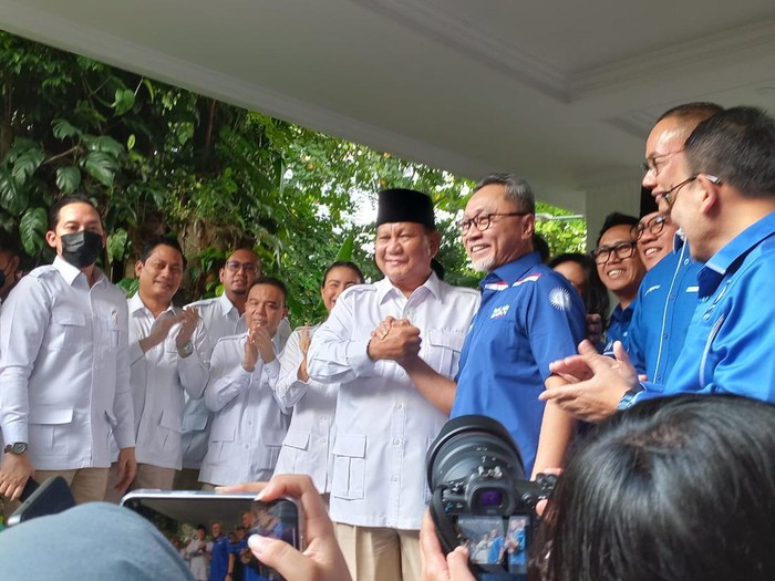 Ketum PAN Zulkifli Hasan mengunjungi kediaman Ketum Gerindra Prabowo Subianto di Jalan Kertanegara, Kebayoran Baru, Jakarta Selatan (Jaksel).