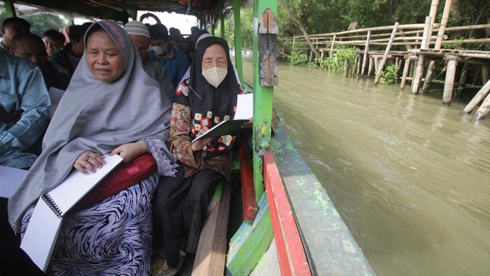 Penyadang disabilitas tunanetra membaca Al Quran braille di atas perahu saat Khataman on the Boat di Surabaya, Jawa Timur, Sabtu (8/4/2023). Kegiatan yang diikuti 30 peserta penyandang disabilitas tunanetra serta relawan dari Kawan Netra tersebut guna memotivasi peserta sekaligus mengajak masyarakat untuk mencintai Al Quran meski dengan keterbatasan fisik. ANTARA FOTO/Moch Asim/aww.