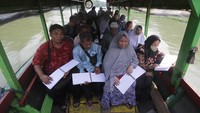 Penyadang disabilitas tunanetra membaca Al Quran braille di atas perahu saat Khataman on the Boat di Surabaya, Jawa Timur, Sabtu (8/4/2023).