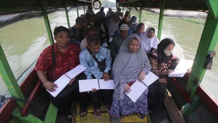 KHATAMAN AL QURAN DI ATAS PERAHU Penyadang disabilitas tunanetra membaca Al Quran braille di atas perahu saat Khataman on the Boat di Surabaya, Jawa Timur, Sabtu (8/4/2023). Kegiatan yang diikuti 30 peserta penyandang disabilitas tunanetra serta relawan dari Kawan Netra tersebut guna memotivasi peserta sekaligus mengajak masyarakat untuk mencintai Al Quran meski dengan keterbatasan fisik. ANTARA FOTO/Moch Asim/aww.