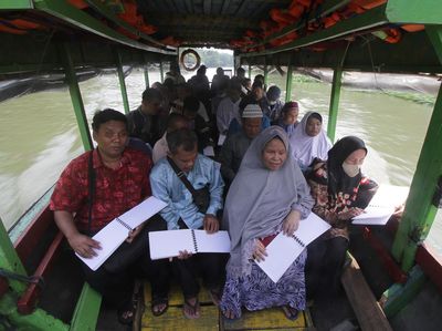 Cara Unik Khatam Al-Quran di Atas Perahu