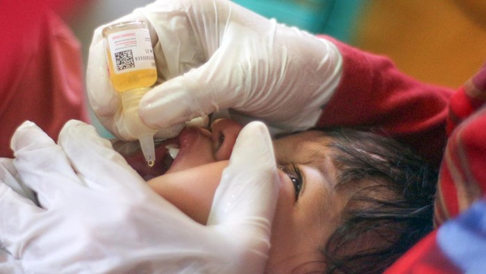 Petugas kesehatan memberikan vaksin polio tetes kepada balita di PosyanduBougenvile, Pemancar, Depok, Jawa Barat, Sabtu (8/4/2023). Kementerian Kesehatan (Kemenkes) menyebut cakupan imunisasi polio yang anjlok selama pandemi, jadi pemicu Kejadian Luar Biasa (KLB) di sejumlah daerah. ANTARA FOTO/Yulius Satria Wijaya.. ANTARA FOTO/Yulius Satria Wijaya/hp.
