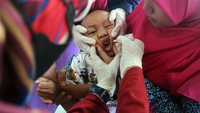 Petugas kesehatan memberikan vaksin polio tetes kepada balita di Posyandu?Bougenvile, Pemancar, Depok, Jawa Barat, Sabtu (8/4/2023).