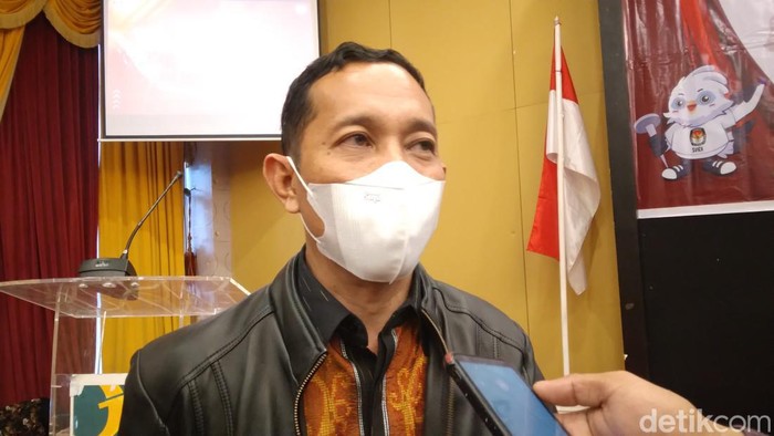 Komisioner KPU Provinsi Gorontalo Hendrik Imran.