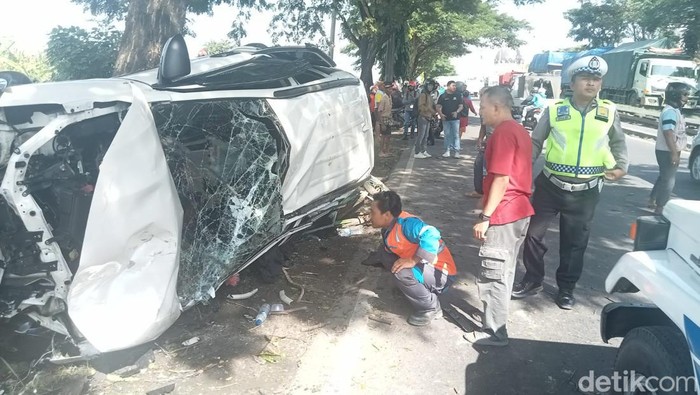Kondisi mobil yang menewaskan 2 orang di Lamongan