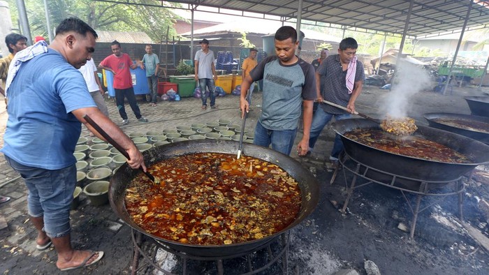 KUAH BEULANGONG UNTUK TRADISI KENDURI NUZULUL QURAN Warga menyiapkan menu kuliner tradisional kuah beulangong (kari daging sapi) untuk dibagikan kepada penduduk desa pada peringatan tradisi kenduri Nuzulul Quran di Pango Raya, Banda Aceh, Aceh, Sabtu (8/4/2023). Menu kuliner tradisional kuah beulangong yang dimasak secara gotong royong itu selain untuk dinikmati saat buka puasa bersama padda peringatan Nuzulul Quran 1444 H juga dibagi-bagikan kepada seluruh warga desa, fakir, miskin, dan anak yatim. ANTARA / Irwansyah Putra/hp..