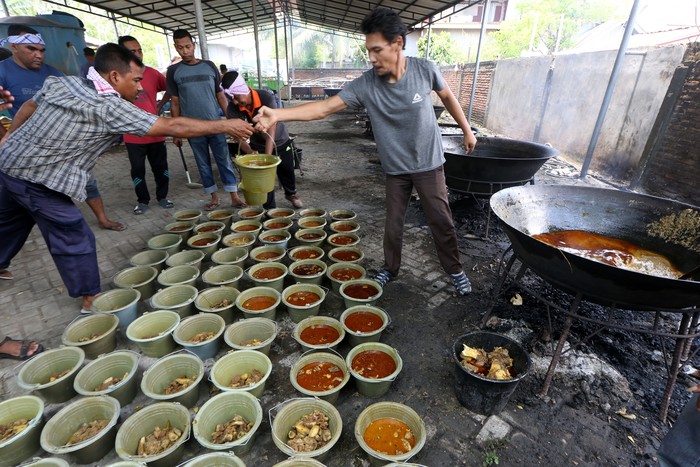 Warga menyiapkan menu kuliner tradisional kuah beulangong (kari daging sapi) untuk dibagikan kepada penduduk desa pada peringatan tradisi kenduri Nuzulul Quran di Pango Raya, Banda Aceh, Aceh, Sabtu (8/4/2023). Menu kuliner tradisional kuah beulangong yang dimasak secara gotong royong itu selain untuk dinikmati saat buka puasa bersama padda peringatan Nuzulul Quran 1444 H juga dibagi-bagikan kepada seluruh warga desa, fakir, miskin, dan anak yatim. ANTARA / Irwansyah Putra/hp..