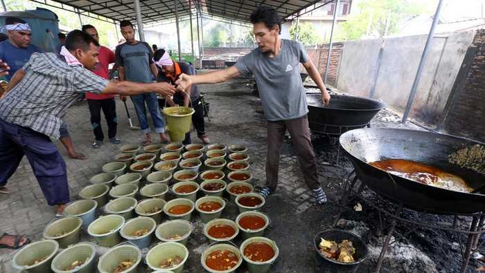 Warga menyiapkan menu kuliner tradisional kuah beulangong (kari daging sapi) untuk dibagikan kepada penduduk desa pada peringatan tradisi kenduri Nuzulul Quran di Pango Raya, Banda Aceh, Aceh, Sabtu (8/4/2023). Menu kuliner tradisional kuah beulangong yang dimasak secara gotong royong itu selain untuk dinikmati saat buka puasa bersama padda peringatan Nuzulul Quran 1444 H juga dibagi-bagikan kepada seluruh warga desa, fakir, miskin, dan anak yatim. ANTARA / Irwansyah Putra/hp..