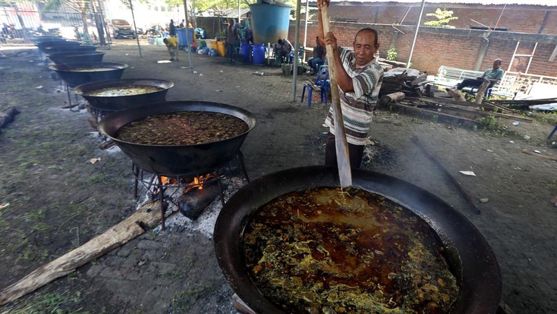 Warga menyiapkan menu kuliner tradisional kuah beulangong (kari daging sapi) untuk dibagikan kepada penduduk desa pada peringatan tradisi kenduri Nuzulul Quran di Pango Raya, Banda Aceh, Aceh, Sabtu (8/4/2023). Menu kuliner tradisional kuah beulangong yang dimasak secara gotong royong itu selain untuk dinikmati saat buka puasa bersama padda peringatan Nuzulul Quran 1444 H juga dibagi-bagikan kepada seluruh warga desa, fakir, miskin, dan anak yatim. ANTARA / Irwansyah Putra/hp..
