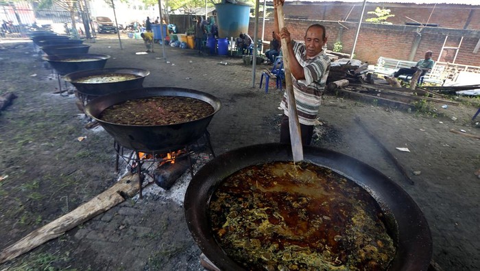 KUAH BEULANGONG UNTUK TRADISI KENDURI NUZULUL QURAN Warga menyiapkan menu kuliner tradisional kuah beulangong (kari daging sapi) untuk dibagikan kepada penduduk desa pada peringatan tradisi kenduri Nuzulul Quran di Pango Raya, Banda Aceh, Aceh, Sabtu (8/4/2023). Menu kuliner tradisional kuah beulangong yang dimasak secara gotong royong itu selain untuk dinikmati saat buka puasa bersama padda peringatan Nuzulul Quran 1444 H juga dibagi-bagikan kepada seluruh warga desa, fakir, miskin, dan anak yatim. ANTARA / Irwansyah Putra/hp..
