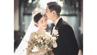 Lee Seung Gi menyanyikan lagu Will You Marry Me untuk Lee Da In. Foto: (dok. Instagram 9ATO Entertainment)