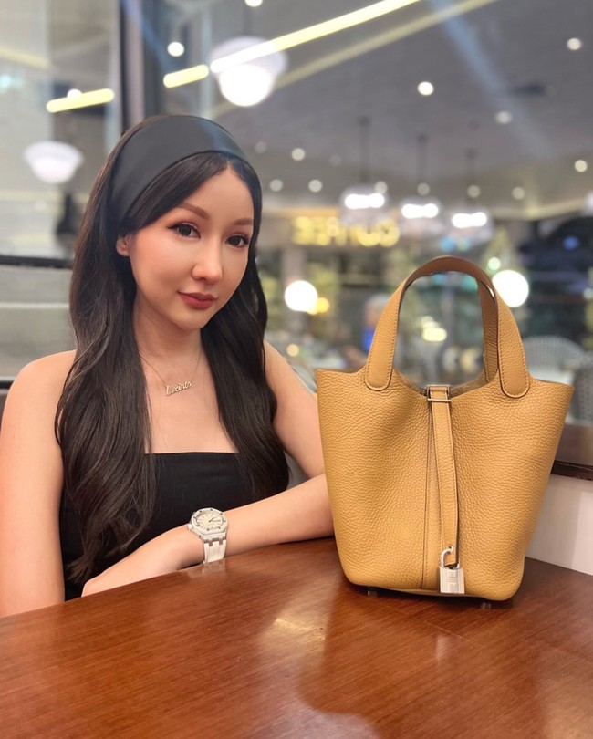 Mengenai alis, Lucinta memang sengaja mengubah tampilannya. Ia pun pergi ke salon sulam alis untuk menghapus bentuk tato alis sebelumnya.Foto: Instagram